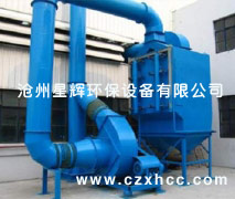 沉流式濾筒除塵器采用定阻或定時(shí)形式對(duì)濾筒進(jìn)行脈沖清灰，保證了濾筒表面清潔和有效正常運(yùn)轉(zhuǎn).該收塵設(shè)備還配有溫度顯示及報(bào)警系統(tǒng)等裝置,當(dāng)溫度超過(guò)額定值時(shí)，將自動(dòng)報(bào)警,以便