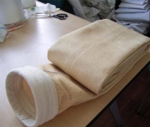 PTFE針刺氈采用PTFE（聚四氟乙烯纖維）經(jīng)三維針刺而成的一種過濾材料.PTFE纖維為大分子線性結(jié)構(gòu)，因而具有極強的耐溫、耐磨、耐腐、耐化學(xué)穩(wěn)定性,廣泛適用于鋼鐵、電力、垃圾焚燒等