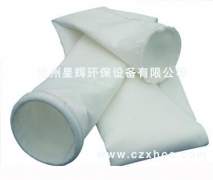 拒水防油針刺氈的生產(chǎn)流程如下： 纖維開(kāi)松--梳理--鋪網(wǎng)--預(yù)刺--主刺--成氈--燒毛--軋光--浸漬PTFE(防水劑)--烘干--定型--軋制--卷裝。 濾布經(jīng)防水防油處理的過(guò)濾袋應(yīng)用在含濕量較大的場(chǎng)