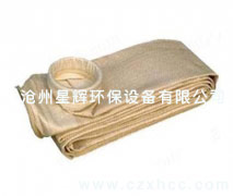 易清灰針刺氈是在普通滌綸針刺氈的基礎(chǔ)上進行表面燒毛、壓光處理，易清灰針刺氈使之表面光滑,透氣性能好,易清灰針刺氈在使用中大大降低除塵器收塵袋清除灰塵的勞動強度。
