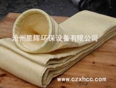 亞克力除塵布袋化學(xué)名均聚丙烯腈，用它為原料經(jīng)針刺法制成氈,然后經(jīng)過(guò)特殊的拒水處理從而得到亞克力中溫抗水解針刺過(guò)濾氈，產(chǎn)品透氣量14m3/m2·min