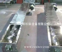 本公司自行設(shè)計(jì)的各種規(guī)格不銹鋼螺旋輸送機(jī)，其整體剛性好、運(yùn)轉(zhuǎn)平穩(wěn)、易對(duì)中、密封可靠，不銹鋼有軸螺旋機(jī)的螺旋軸一般采用兩端部滾動(dòng)軸承支承（滾動(dòng)軸承采用國(guó)內(nèi)外的優(yōu)質(zhì)產(chǎn)